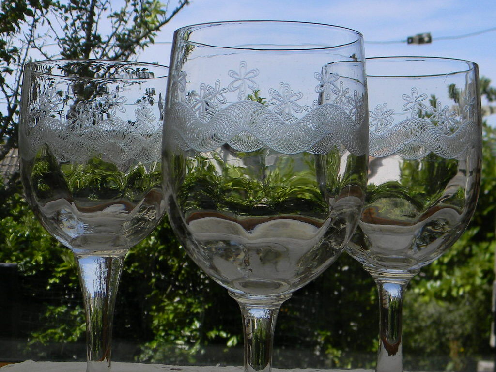 Set of 3 antique water glasses in engraved glass.