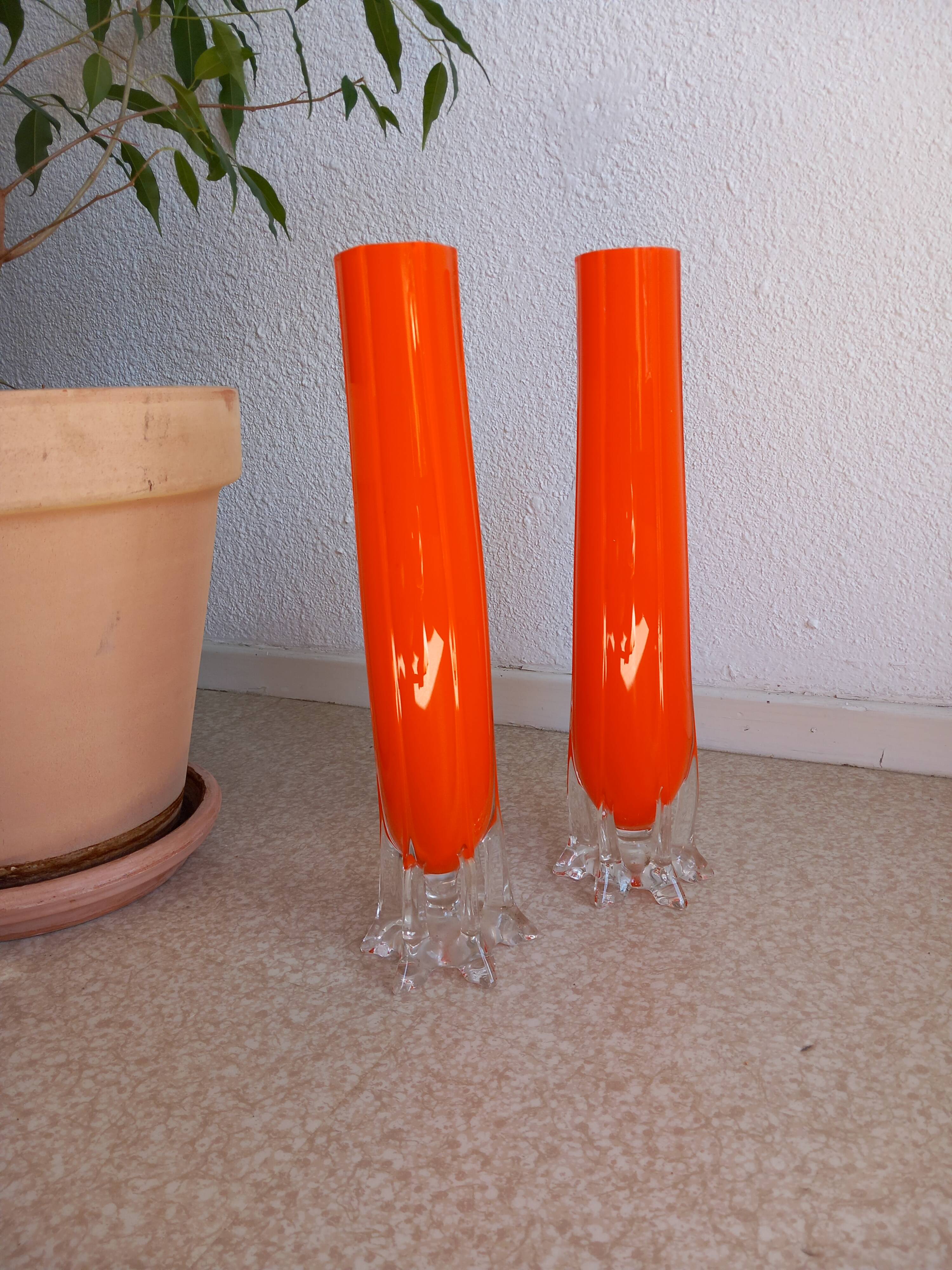 Vases, oranges