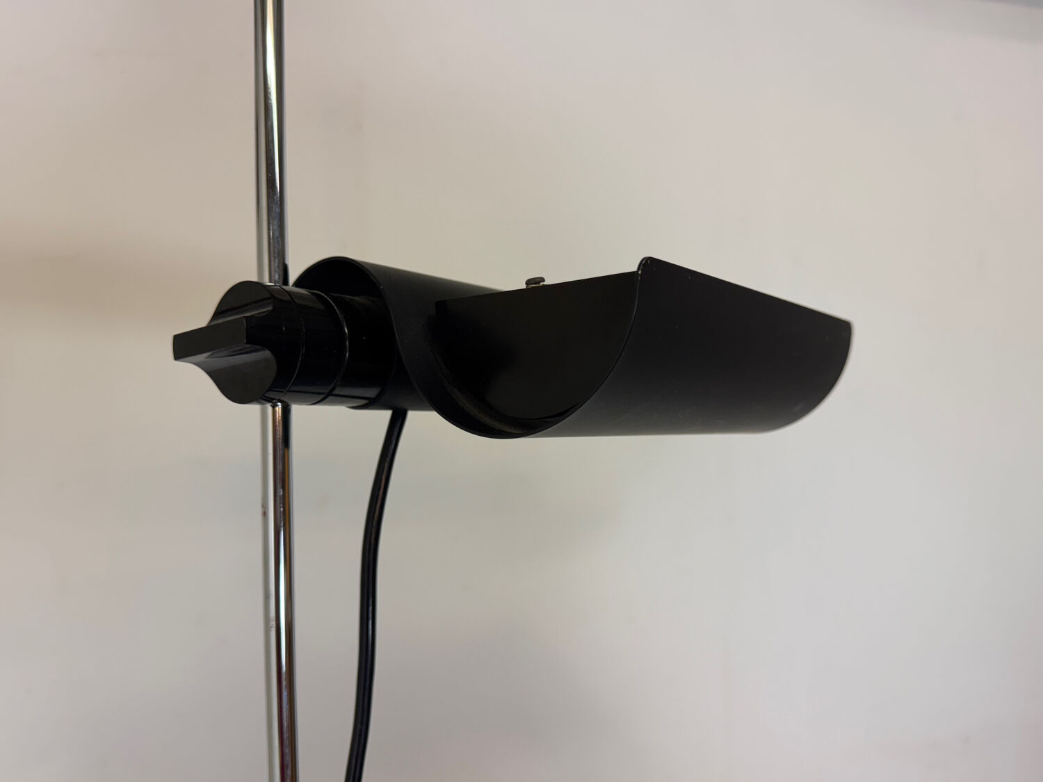 Italian Design Architonic Oluce DIM 333 floor lamp by Vico Magistretti