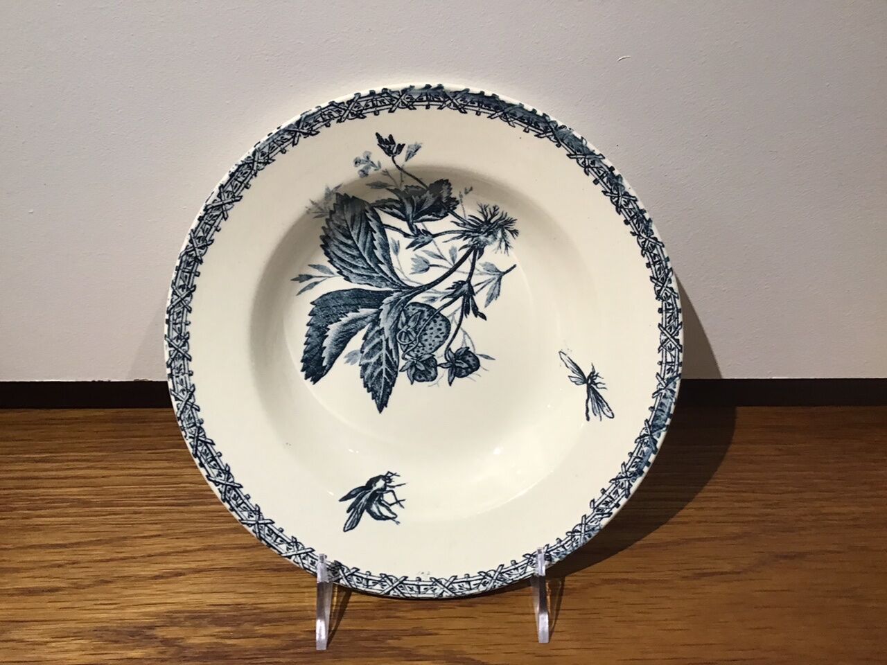 Hollow plate, insect and strawberry décor, Manufacture Choisy the King, Iron Land, H Boulenger - Co.