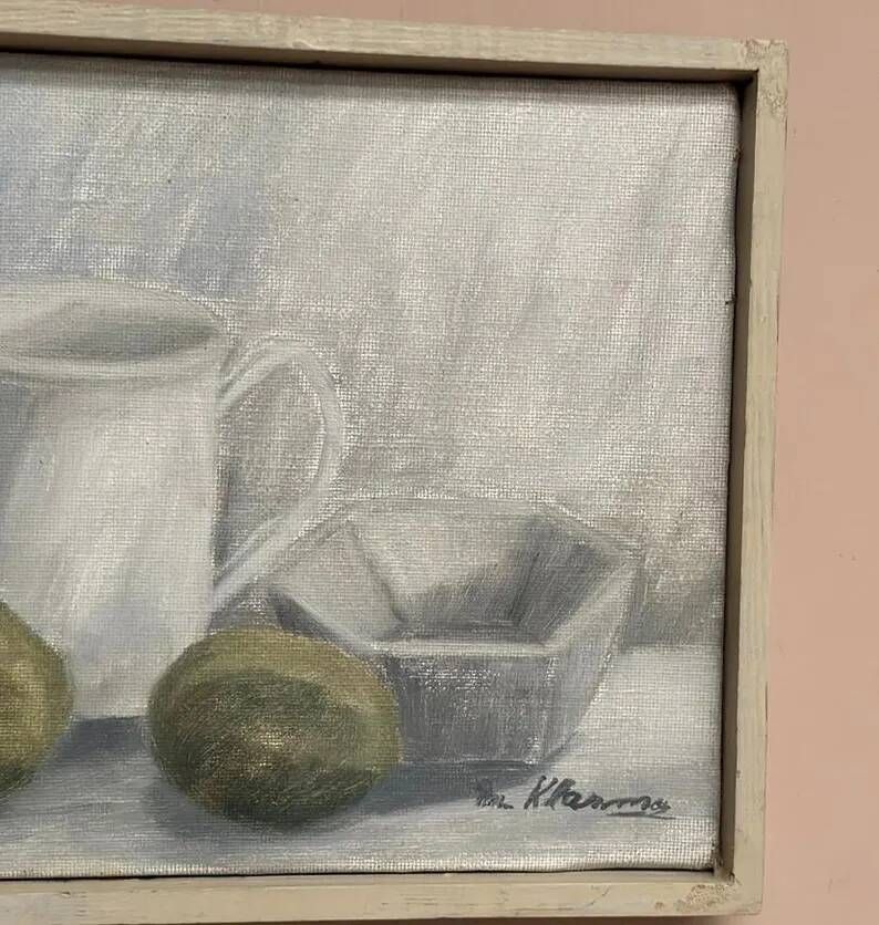 Original Swedish Oil on Canvas – “Jug, Bowl and Fruits” by Main Klarmo‑Kärred – Signed – 1961 – Vintage & Framed – 49×40.5 cm (19.3"×15.9")