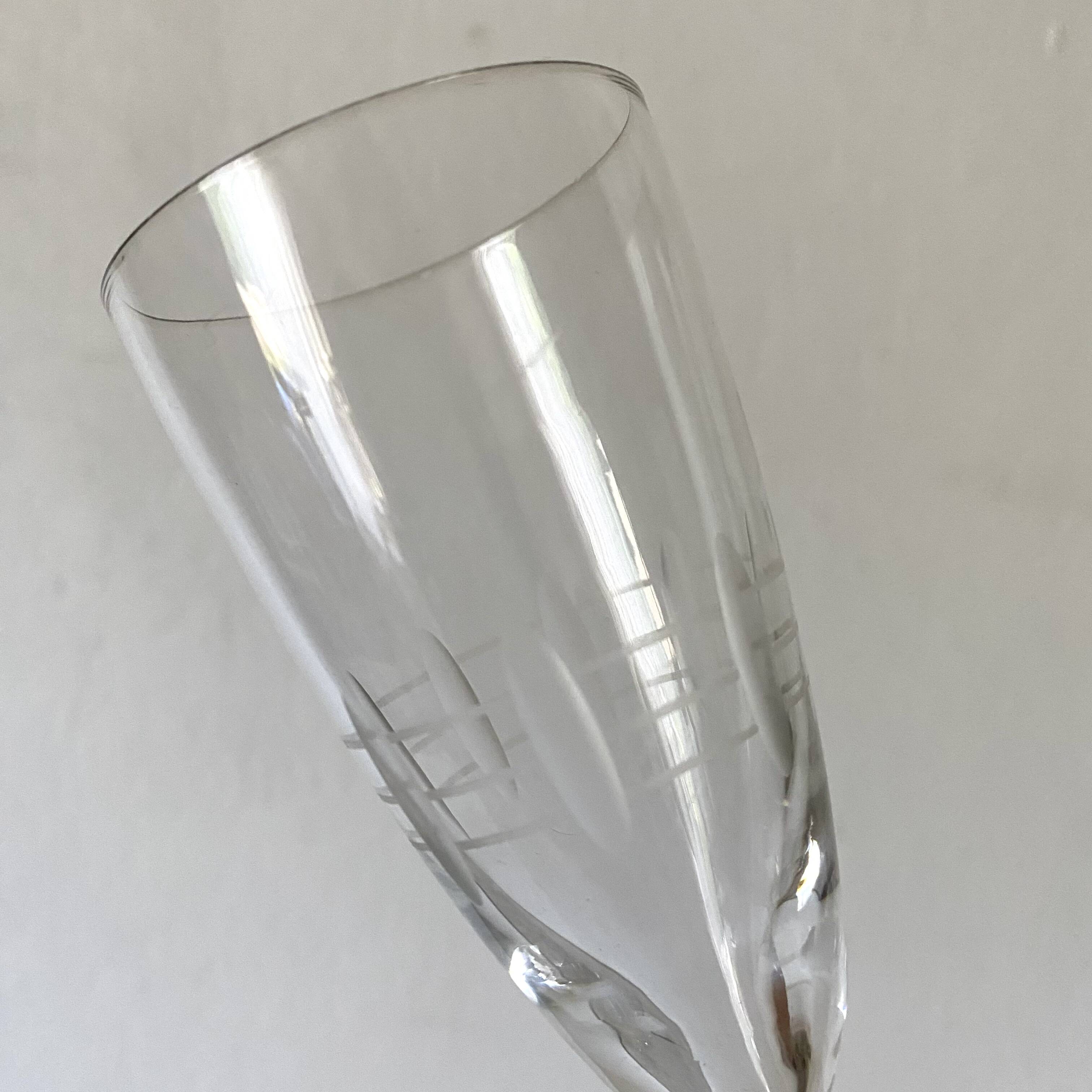 Chiseled decoration flutes