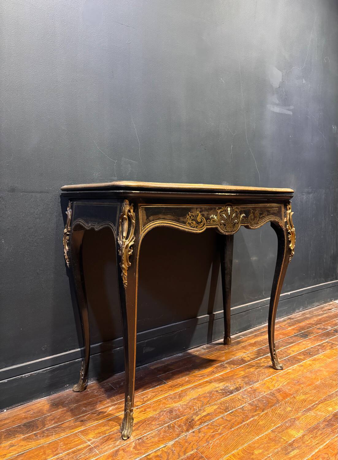 Antique wooden and brass game table – Timeless elegance