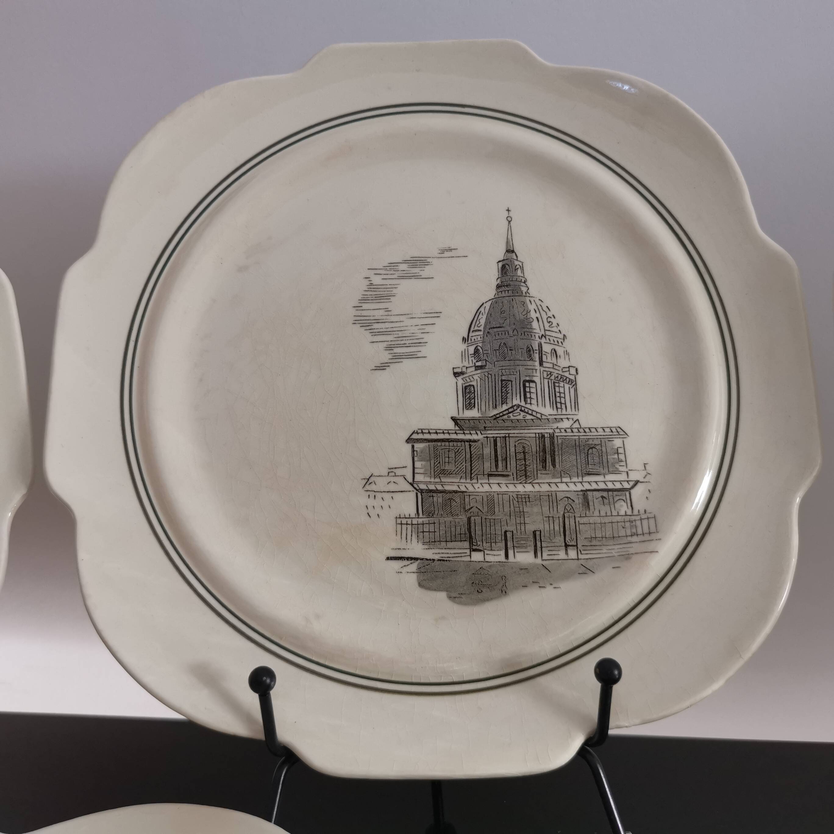 Série de 12 assiettes à dessert et son plateau à gâteaux Gien Paris Monuments