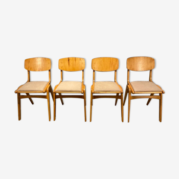 Ensemble des chaises emblématiques de l’usine de meubles Gościniec « Bumerang »