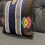 Housse de coussin en laine noire