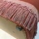 Pouf en velours couleur vieux rose avec franges
