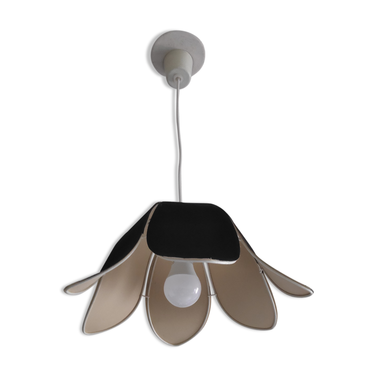 Suspension 6 black lotus petals