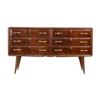 Commode italienne du milieu du siècle en noyer et laiton