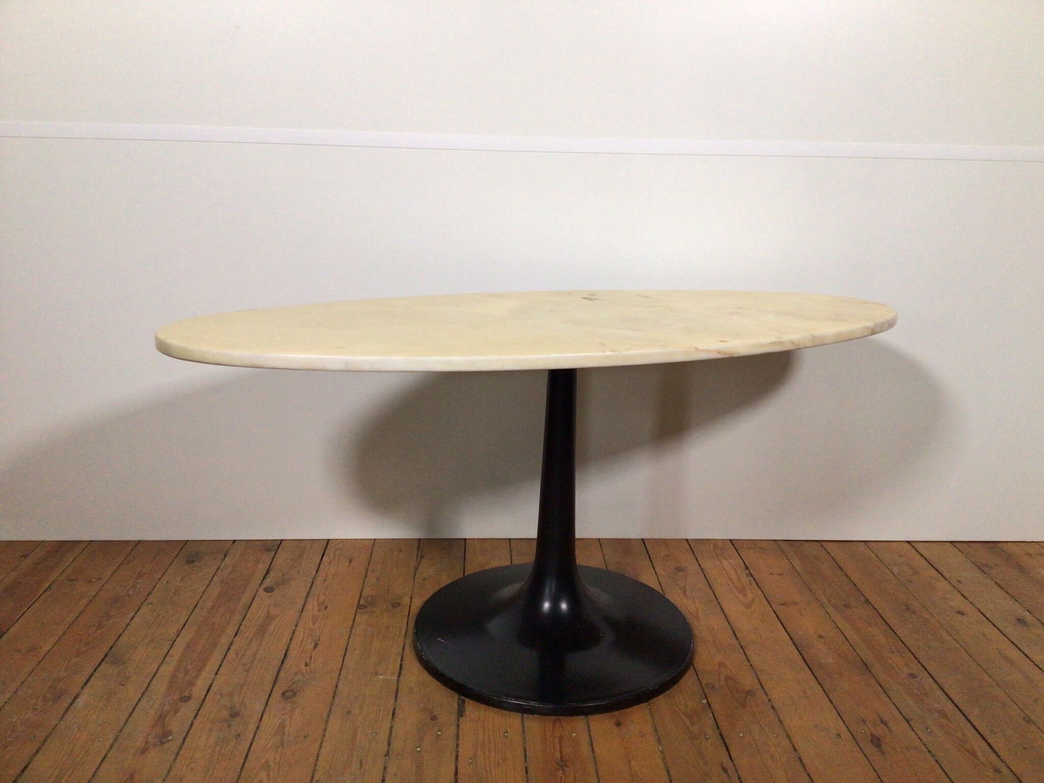 Table basse en marbre sur un socle tulipe