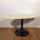 Table basse en marbre sur un socle tulipe