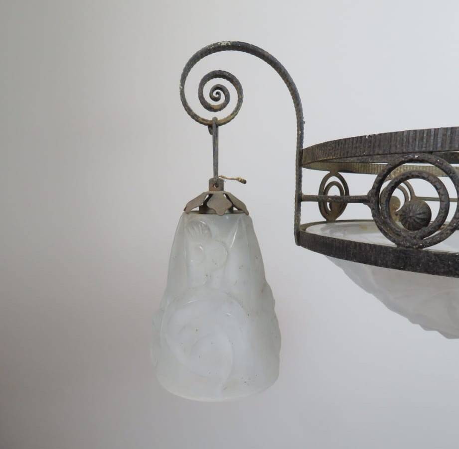 Art Deco chandelier signed Degué – wrought iron and moulded glass