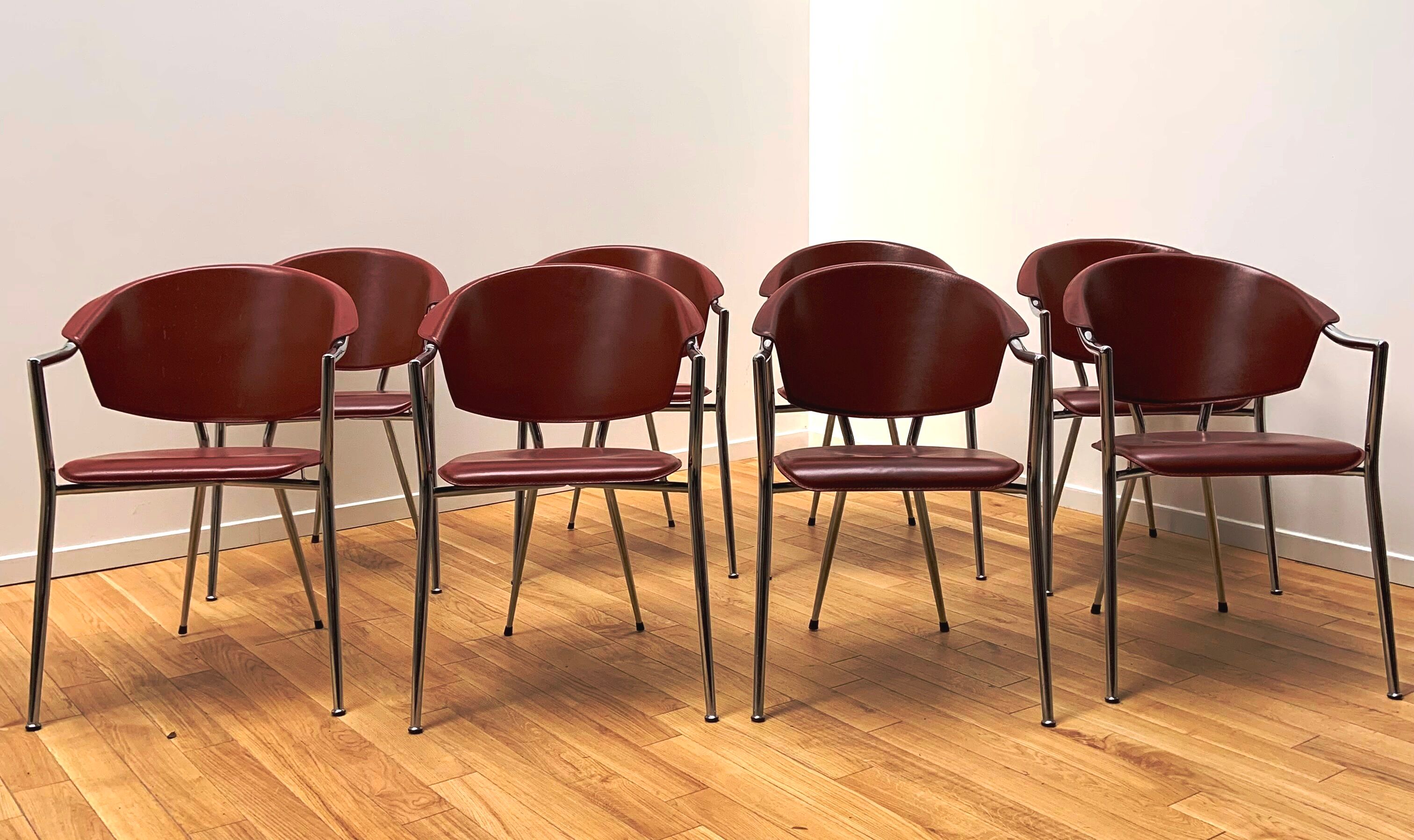 Suite de 8 chaises en cuir design