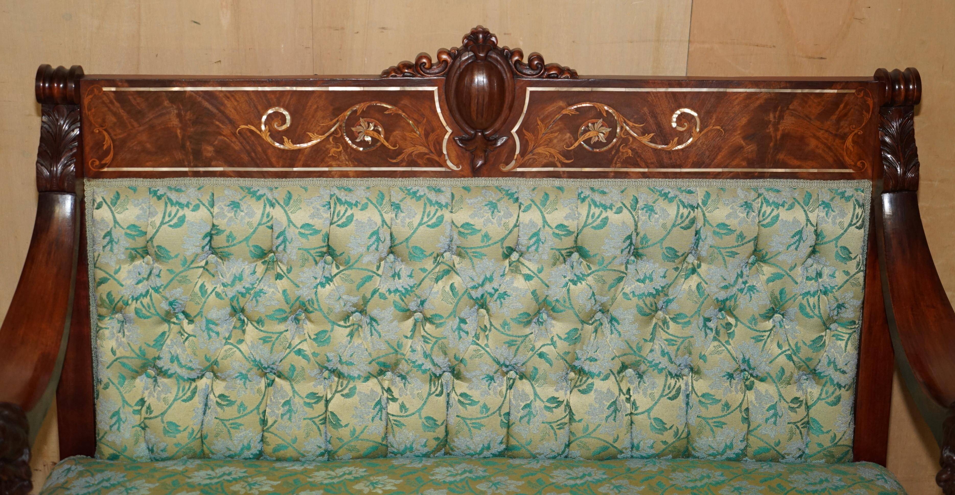 Canapé Chesterfield Ancien Sculpté en Noyer avec Incrustation de Nacre