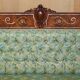 Canapé Chesterfield Ancien Sculpté en Noyer avec Incrustation de Nacre