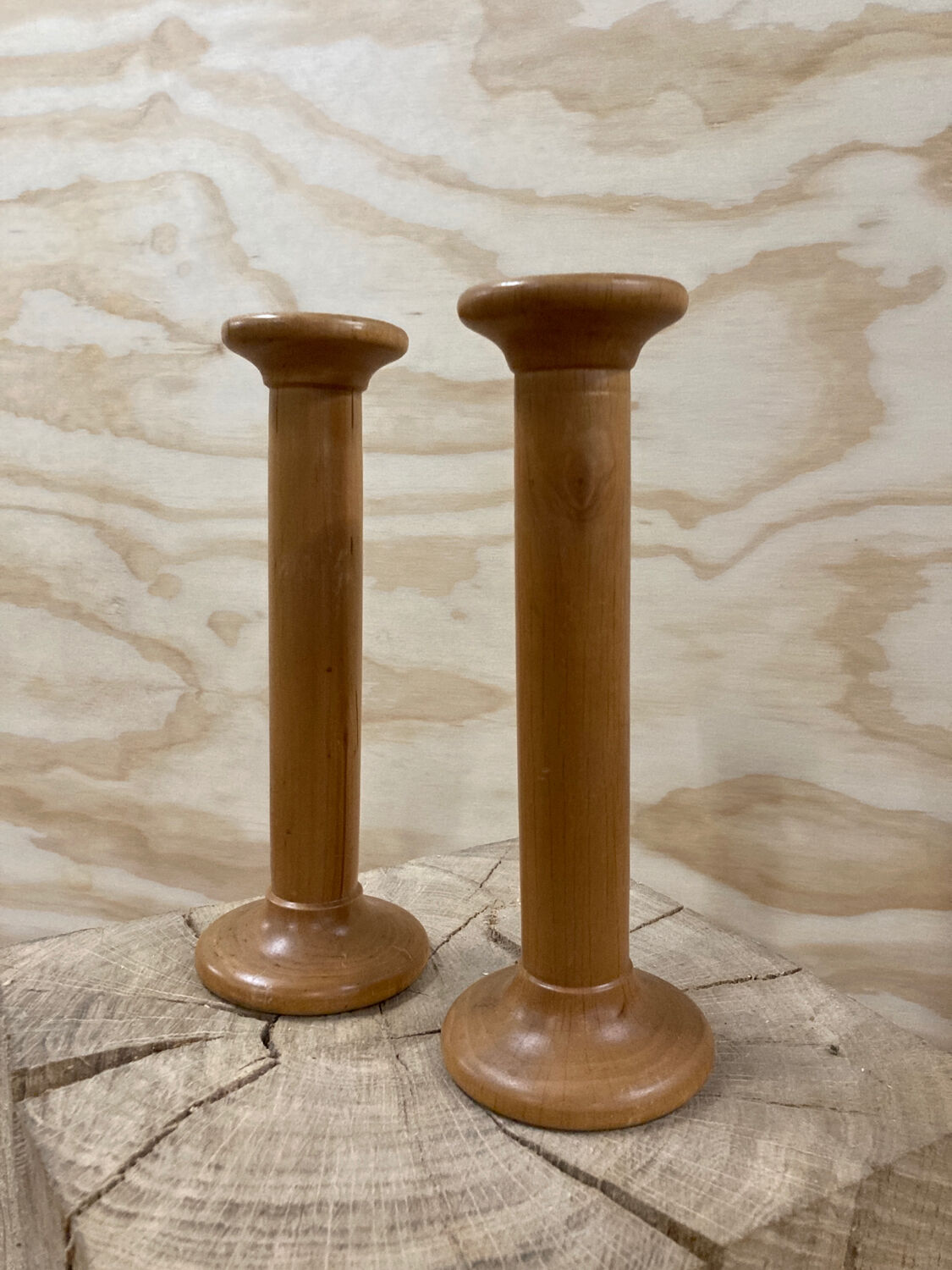 Paire de bougeoirs scandinaves en bois