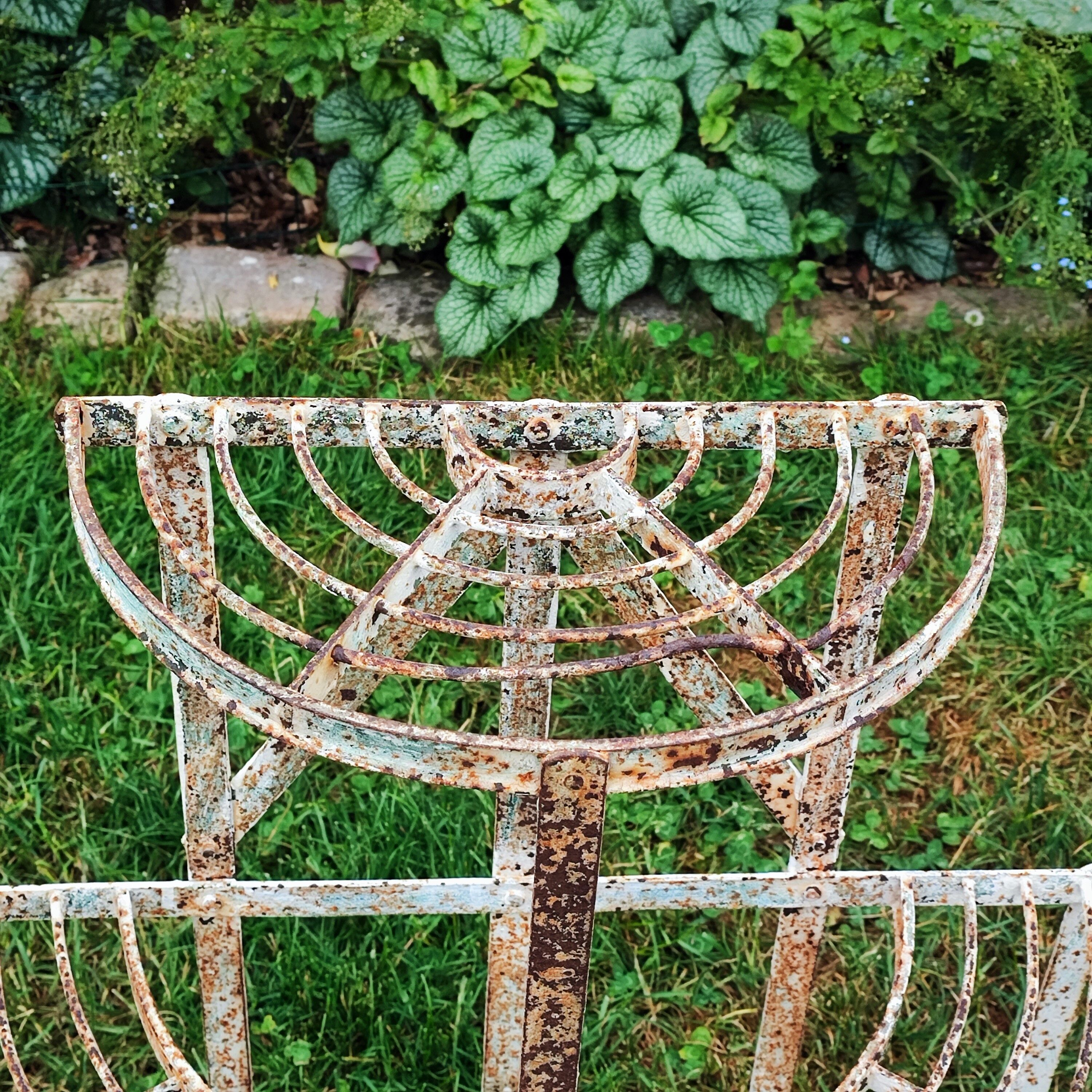 Half-moon plant holder