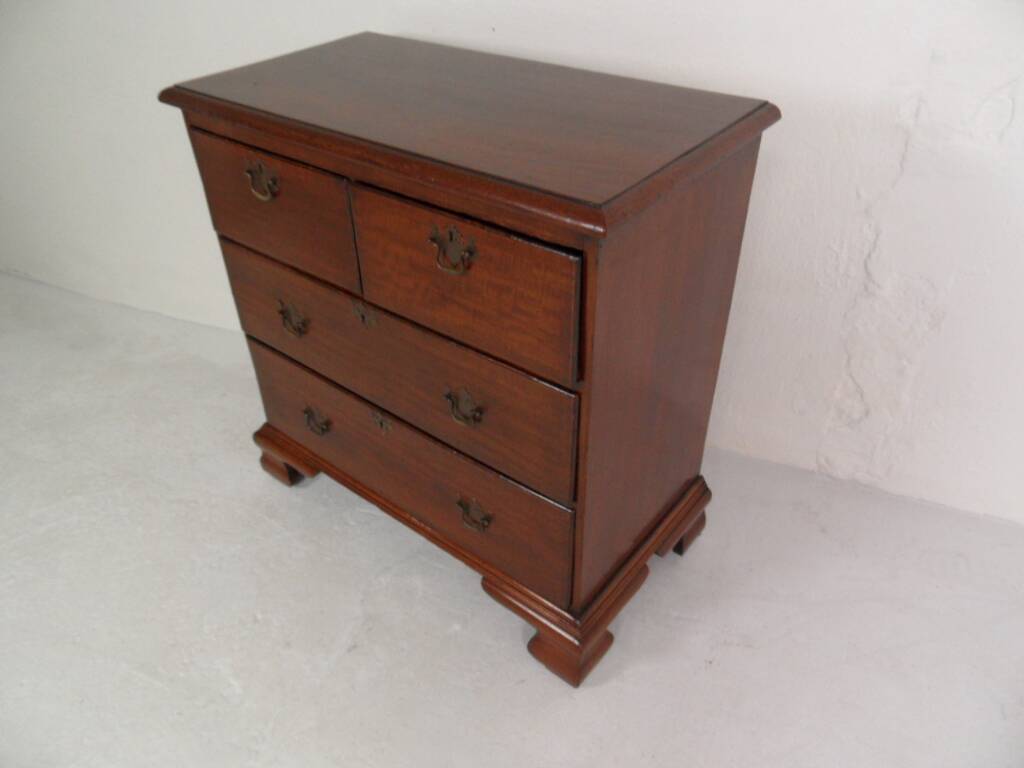 Antique mahogany chest of drawers