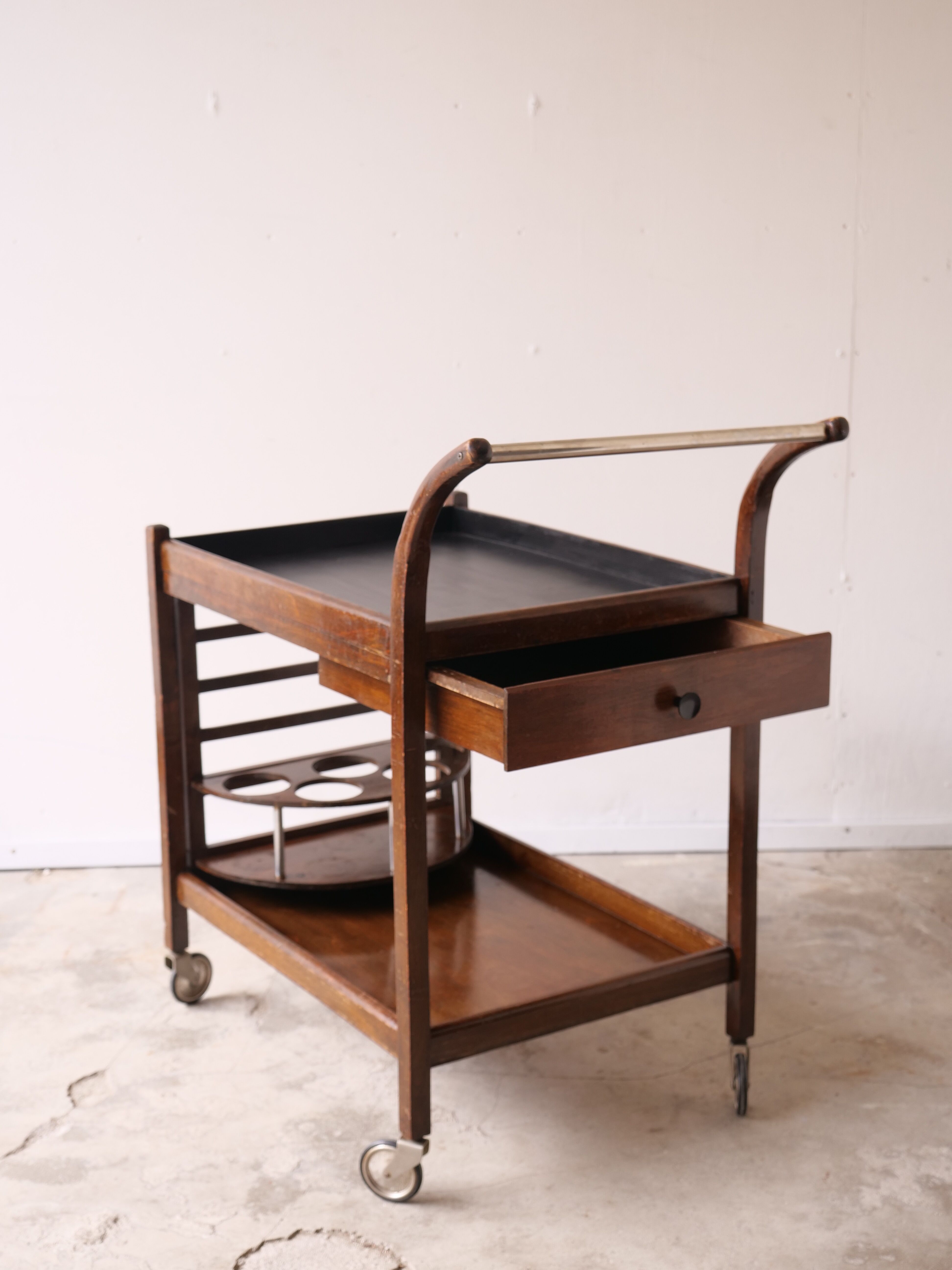 Serving art deco tork