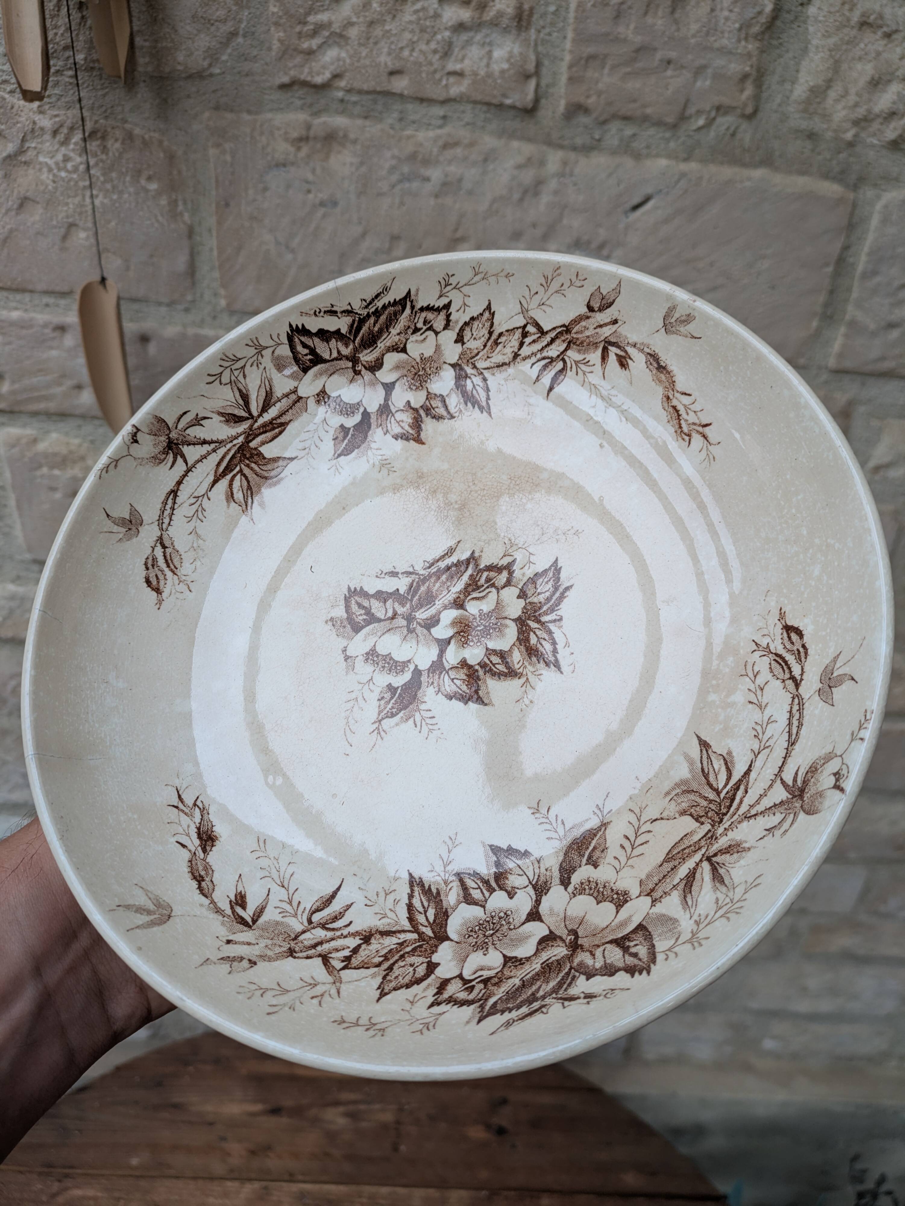 Flat serving compote dish in Terre de Fer HB & Cie with brown floral decoration.