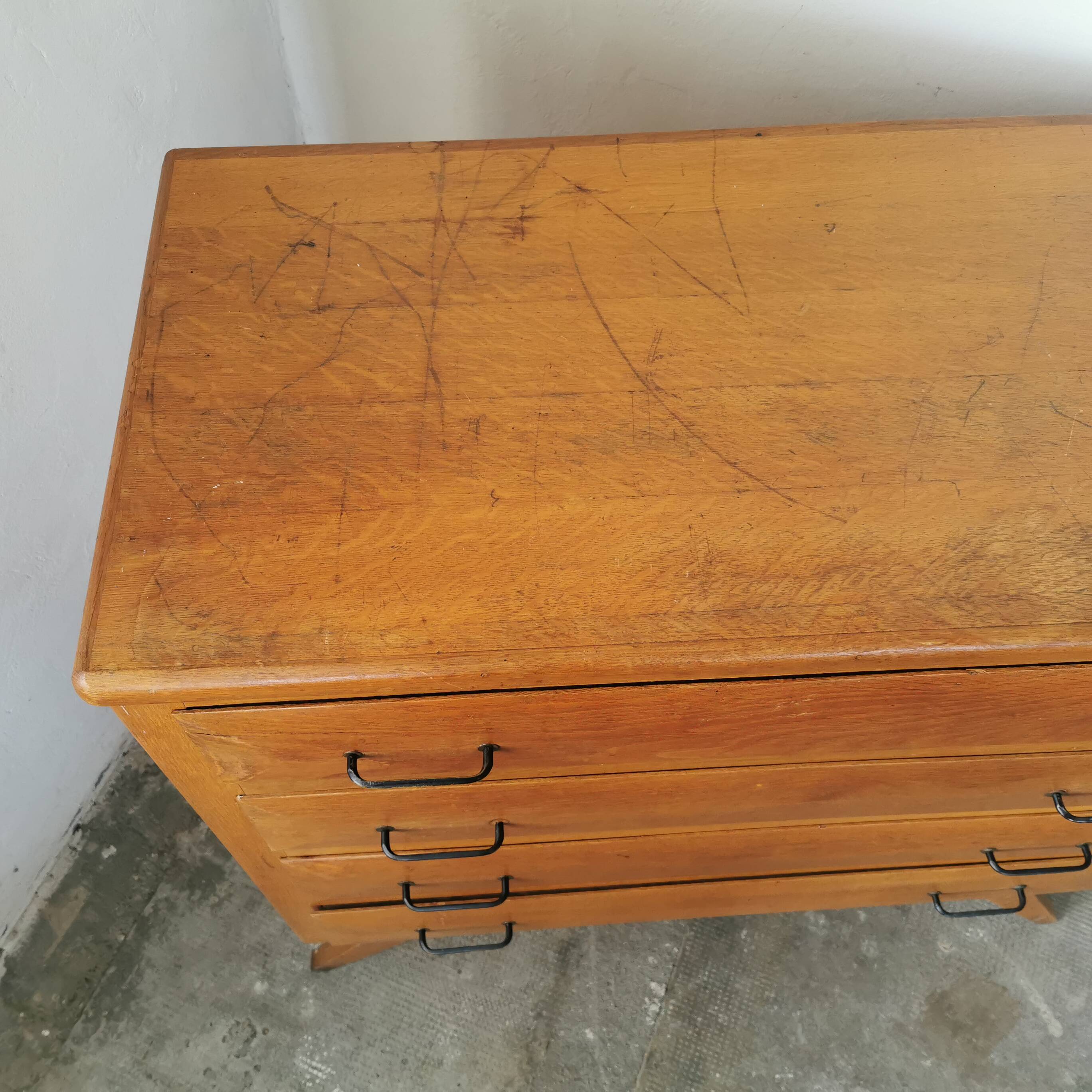 Vintage chest of drawers with compass legs, in oak.
