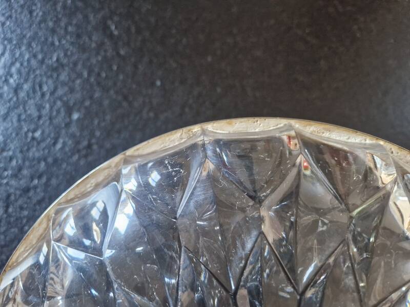 Grand plat en verre moulé et monture en métal argenté