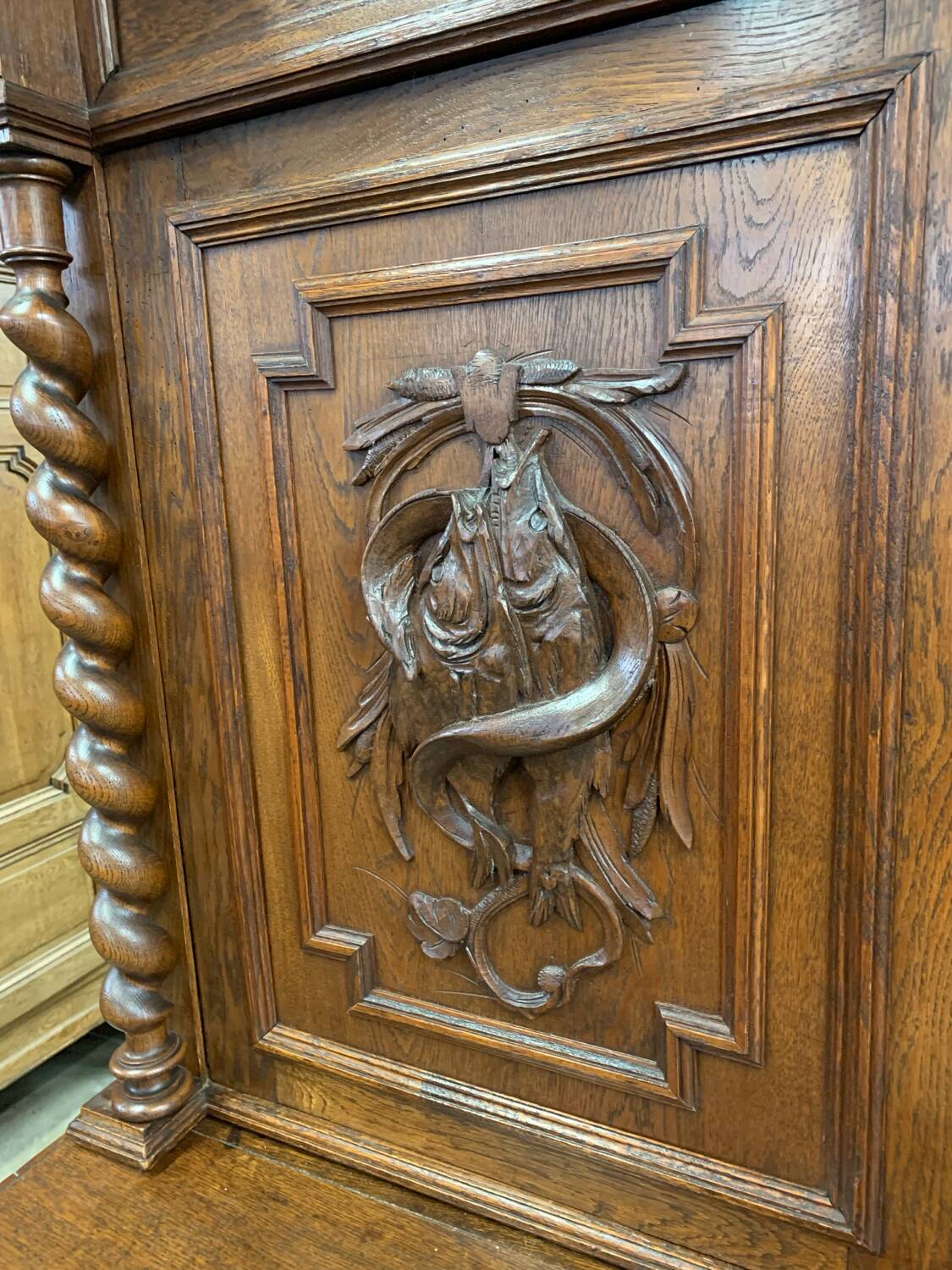 Buffet 2 corps de chasse en bois tourné et sculpté, vers 1900