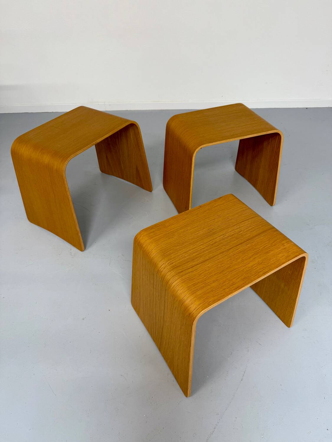 Set of 3 nesting coffee tables in thermoformed wood, 80s design