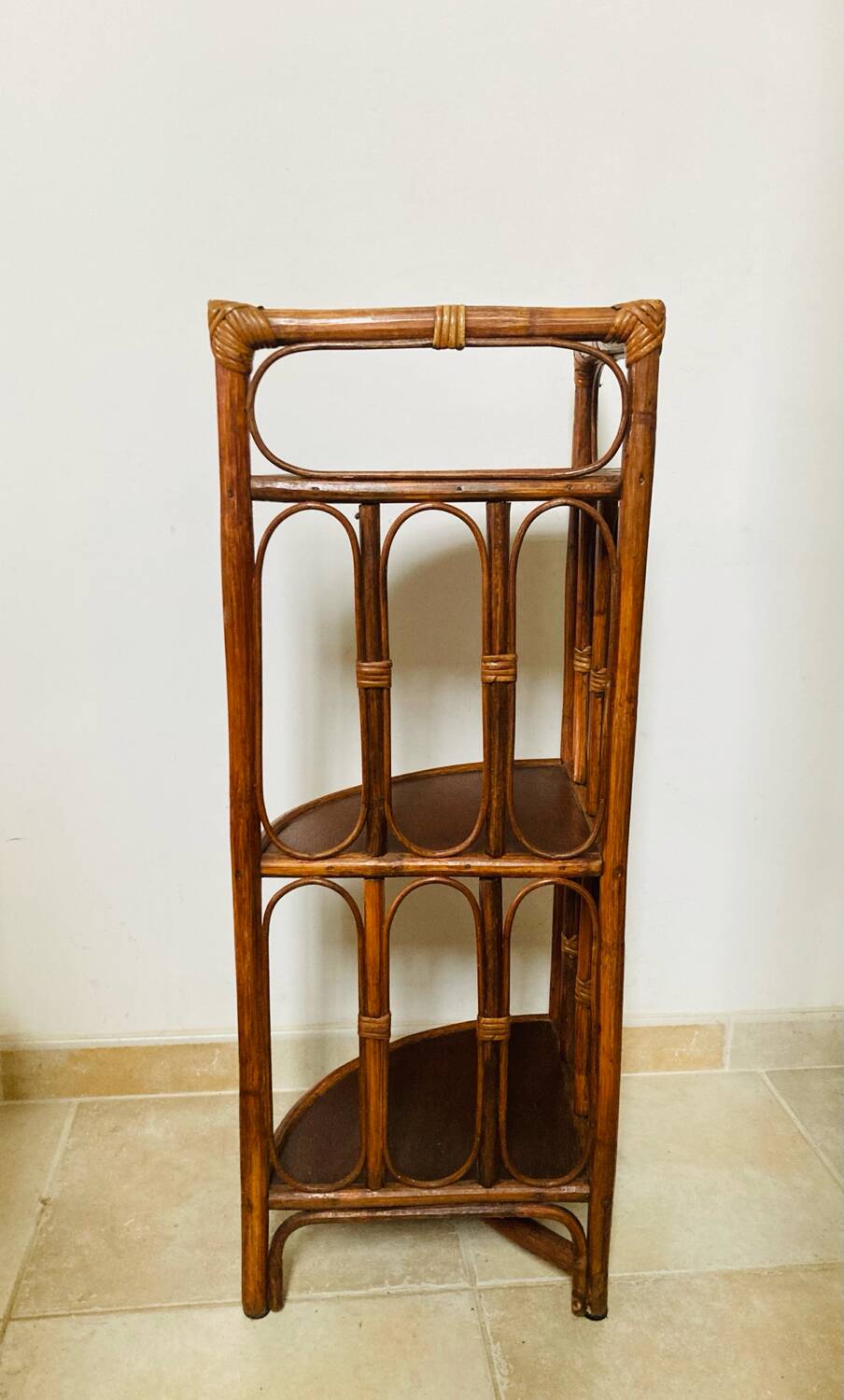 Étagère d'angle vintage en bambou et rotin années 1960/70