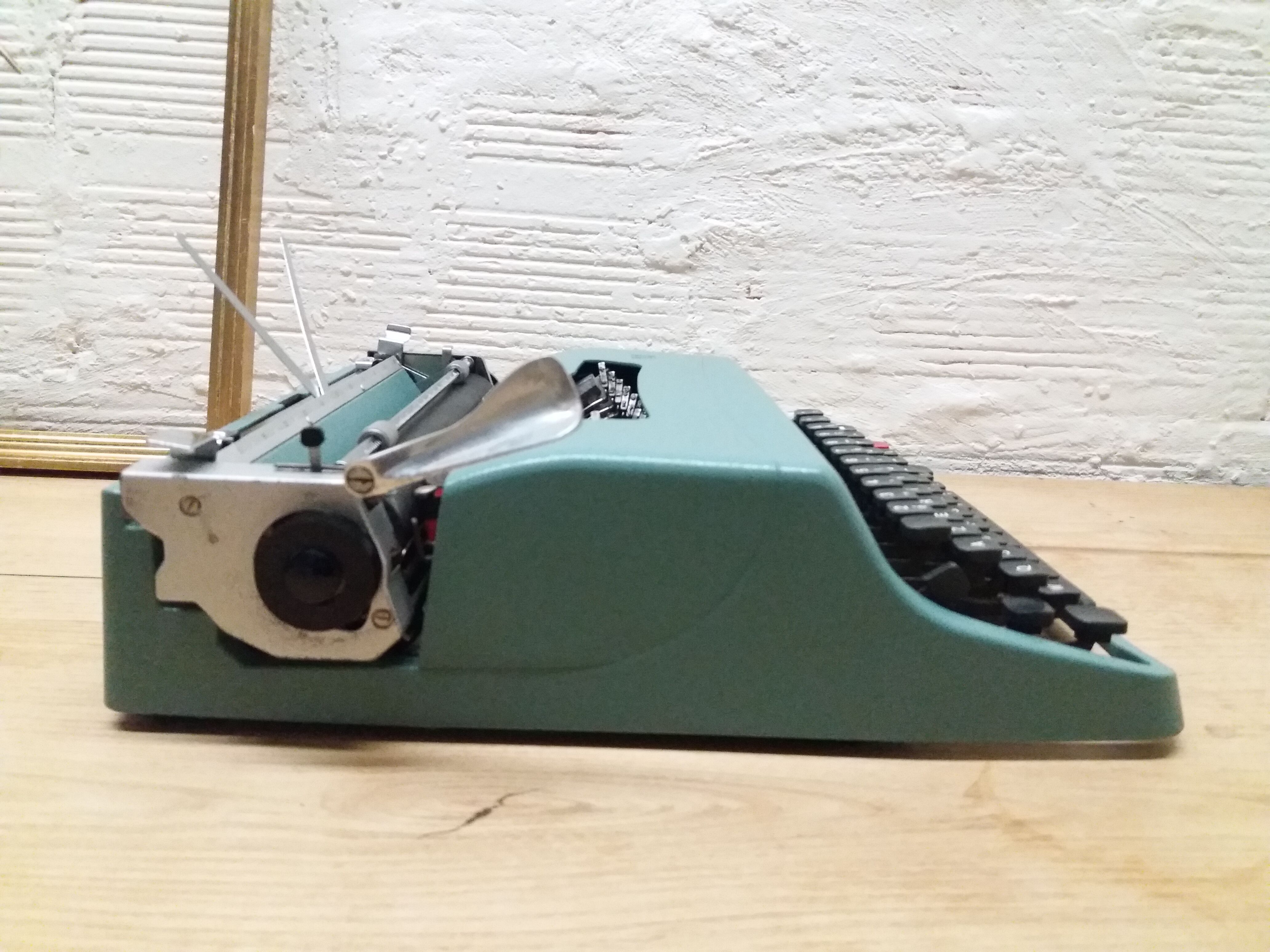 Machine à écrire Olivetti Lettera 32