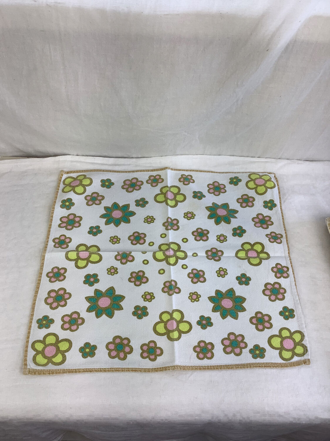Vintage rectangular tablecloth & 8 towels