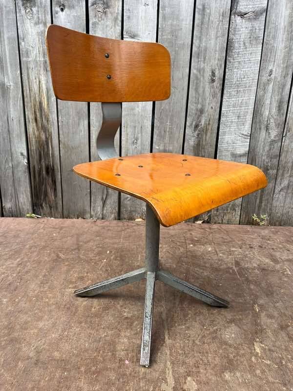 Vintage industrial workshop stool, height adjustable, 1960s.