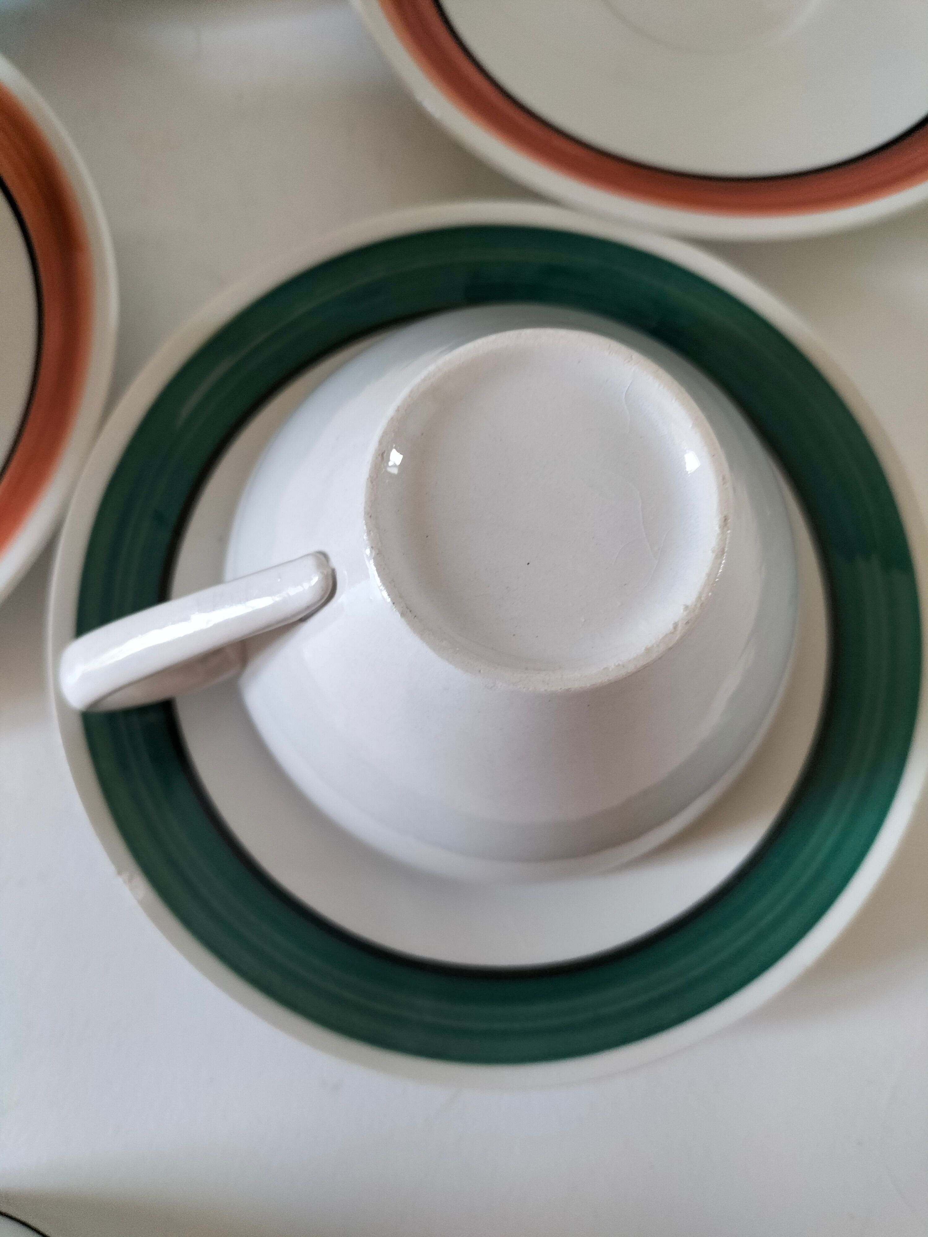 Ensemble de 4 grandes tasses vintage et 6 sous-tasses graphiques