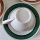 Ensemble de 4 grandes tasses vintage et 6 sous-tasses graphiques