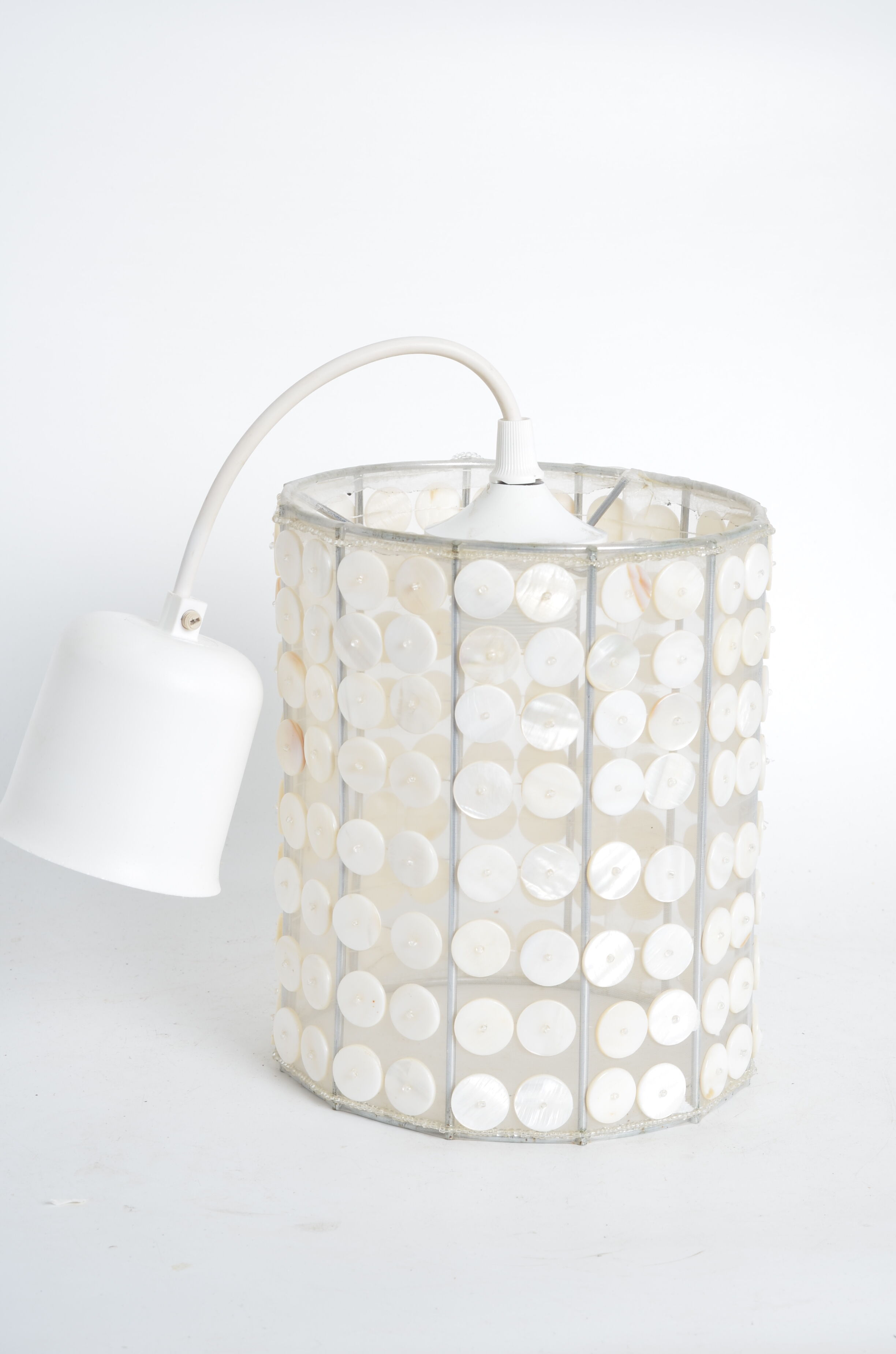 Suspension in mother-of-pearl buttons