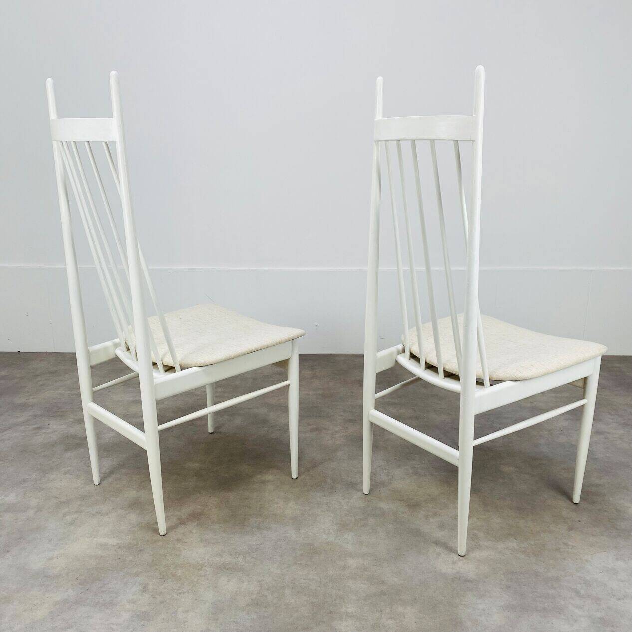 2 Scandinavian slatted chairs, white, from the 1960s.