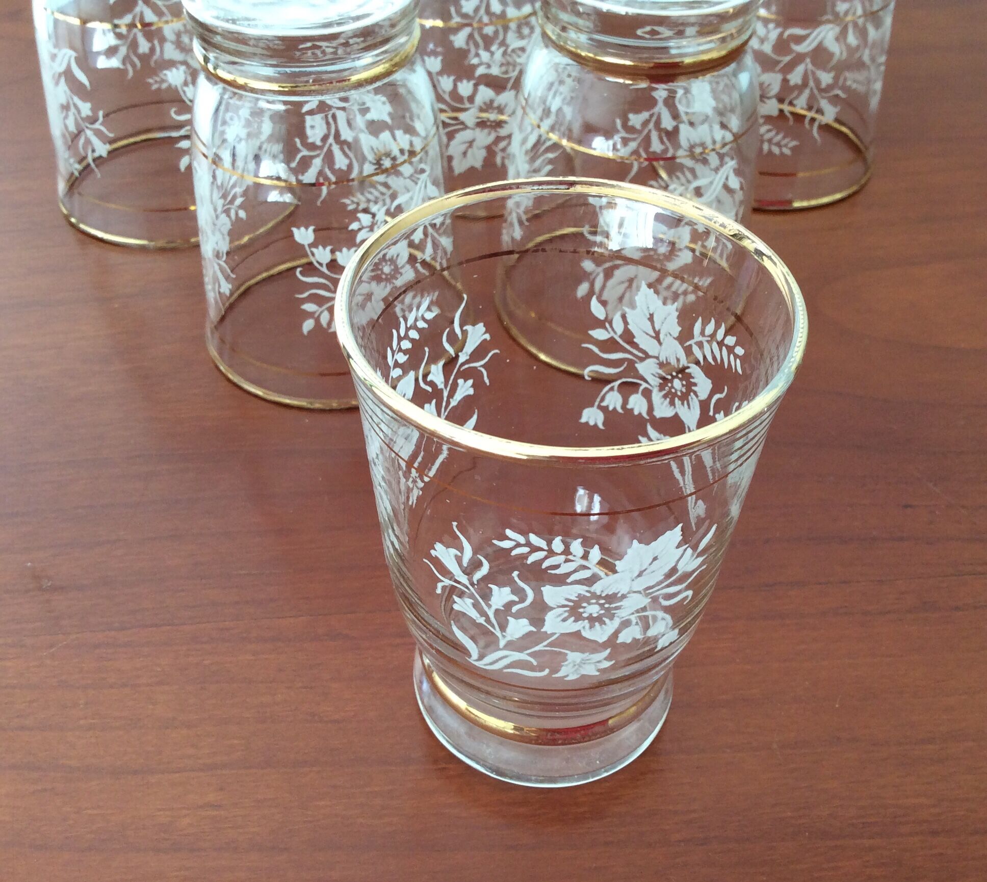 Set of 6 glasses decorations relief white flowers and golden edging - vintage