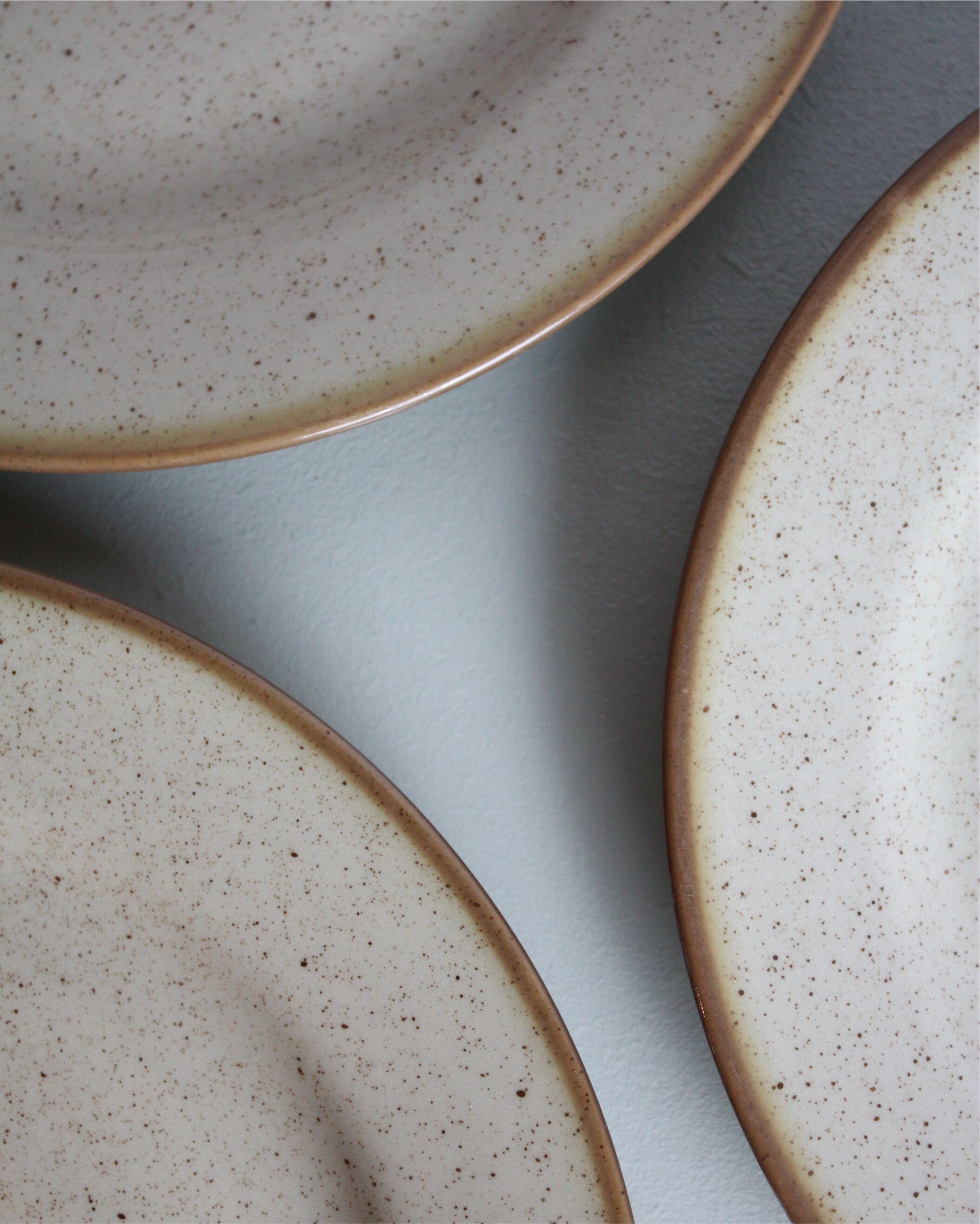 Set of 4 flat plates Tulowice in speckled stoneware