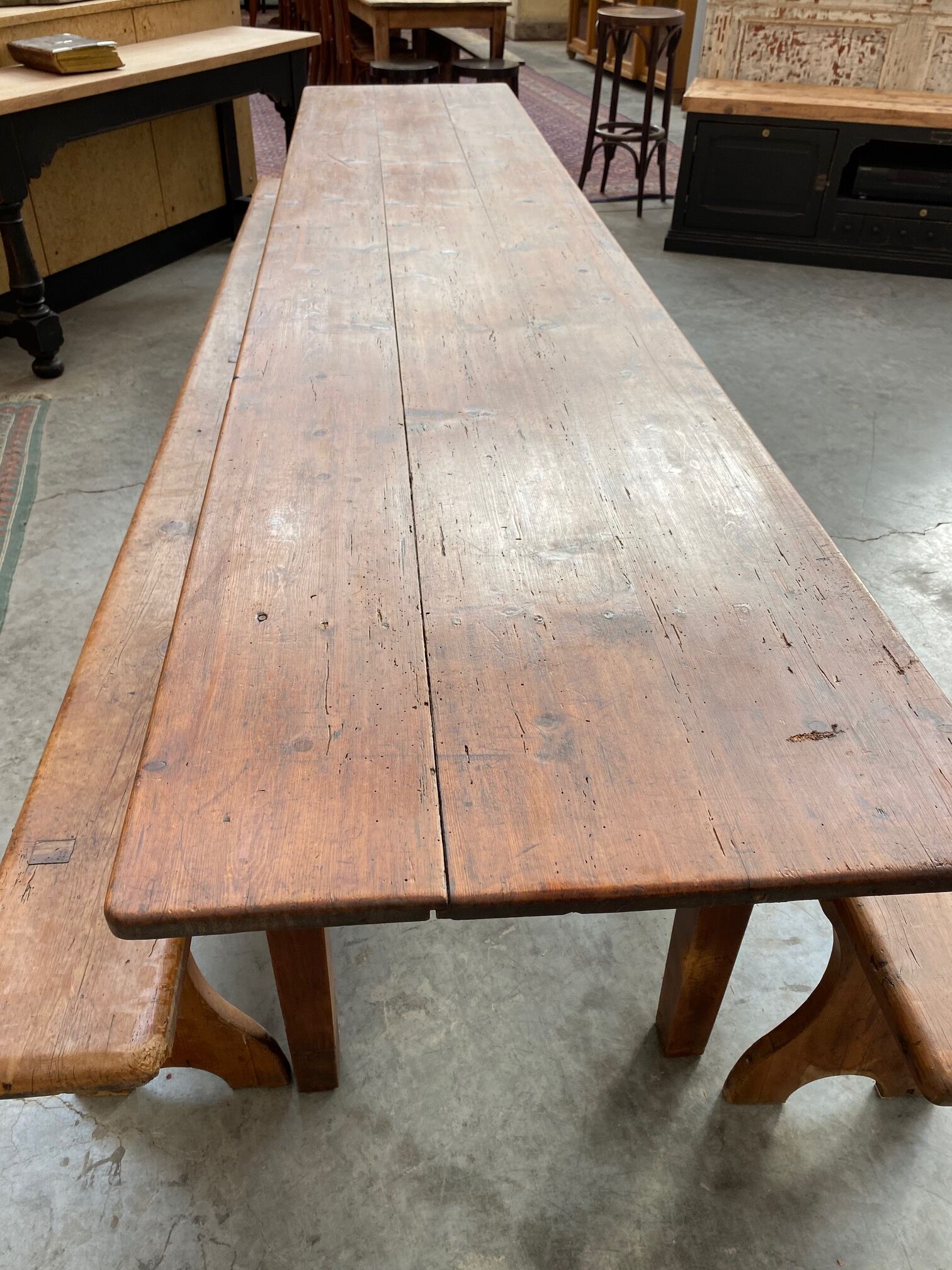 Table de brasserie et ses 2 bancs