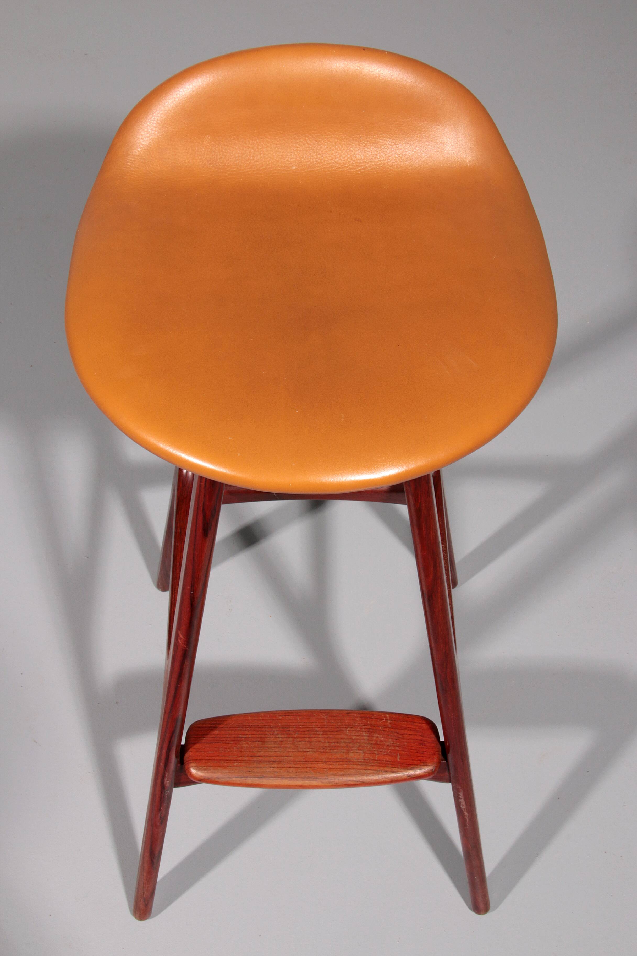 Tabouret de bar danois moderne modèle OD-61 en cuir et bois par Erik Buch pour Oddense Møbelfabrik, 1964