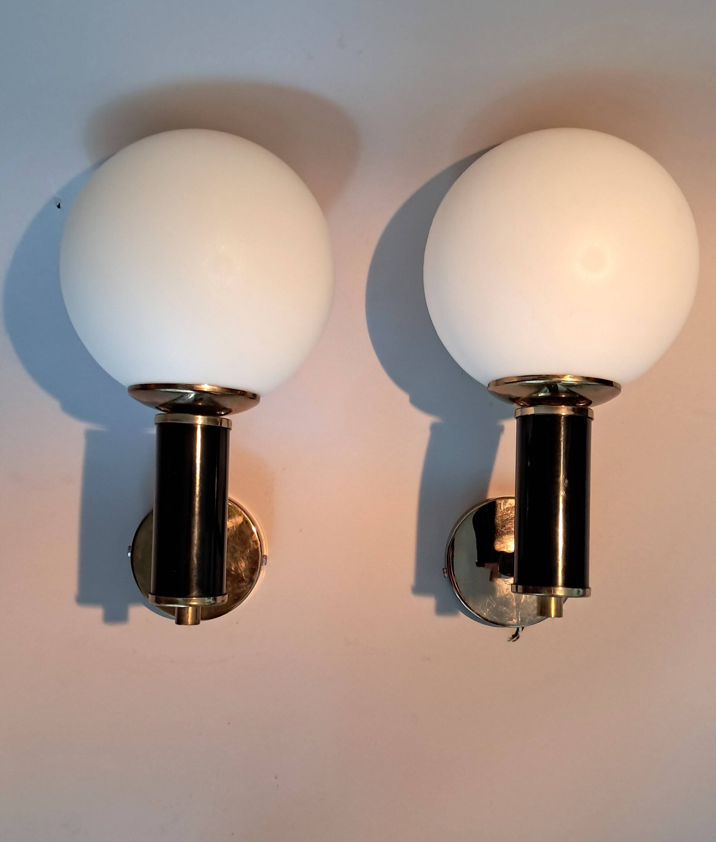 Pair of wall lights in gilded and black lacquered brass, Italy 1970/1980.