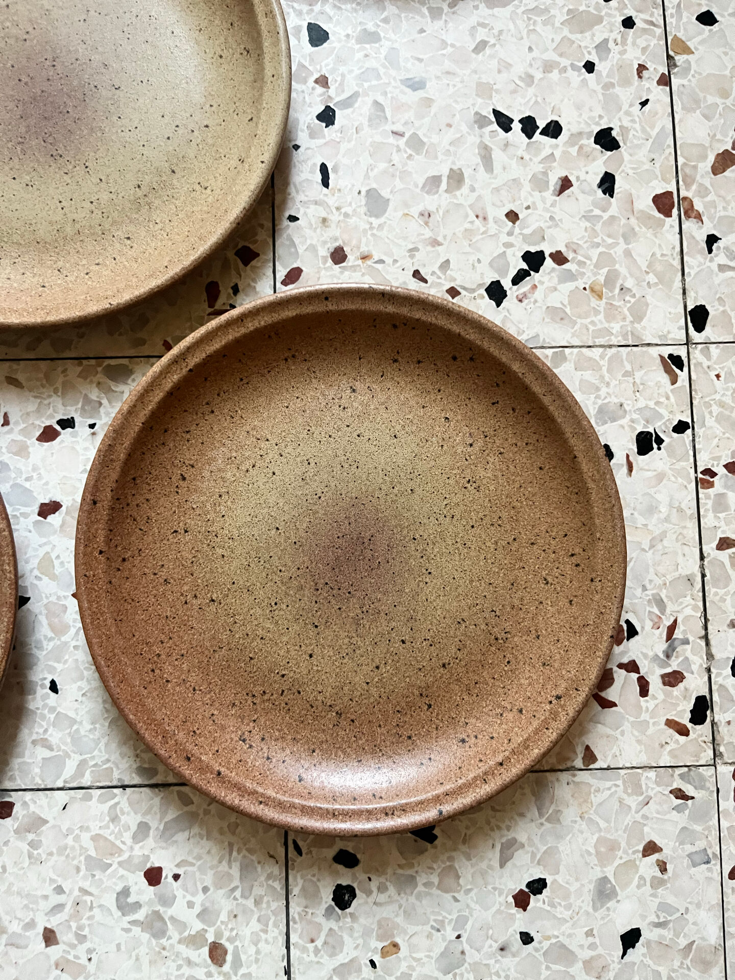 5 flat plates in stoneware