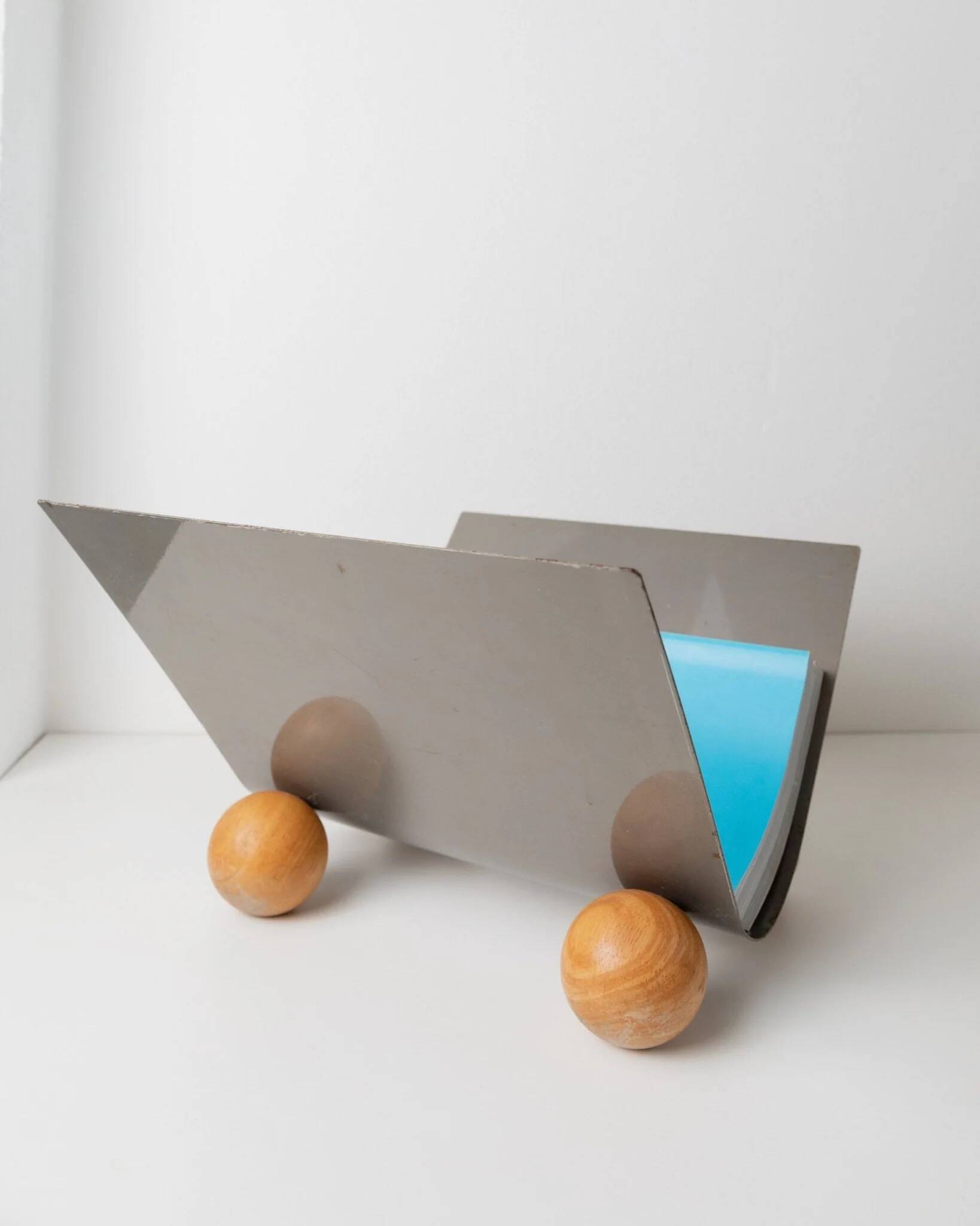 Vintage metal magazine rack with wooden ball feet - Space Age design from the 1980s - Decorative storage for magazines - Elegant retro gift idea