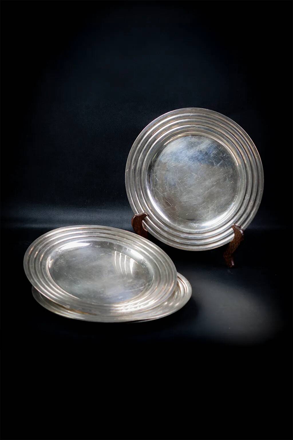 4 Assiettes Art Déco métal argenté – Christofle, Ondulations par Luc Lanel