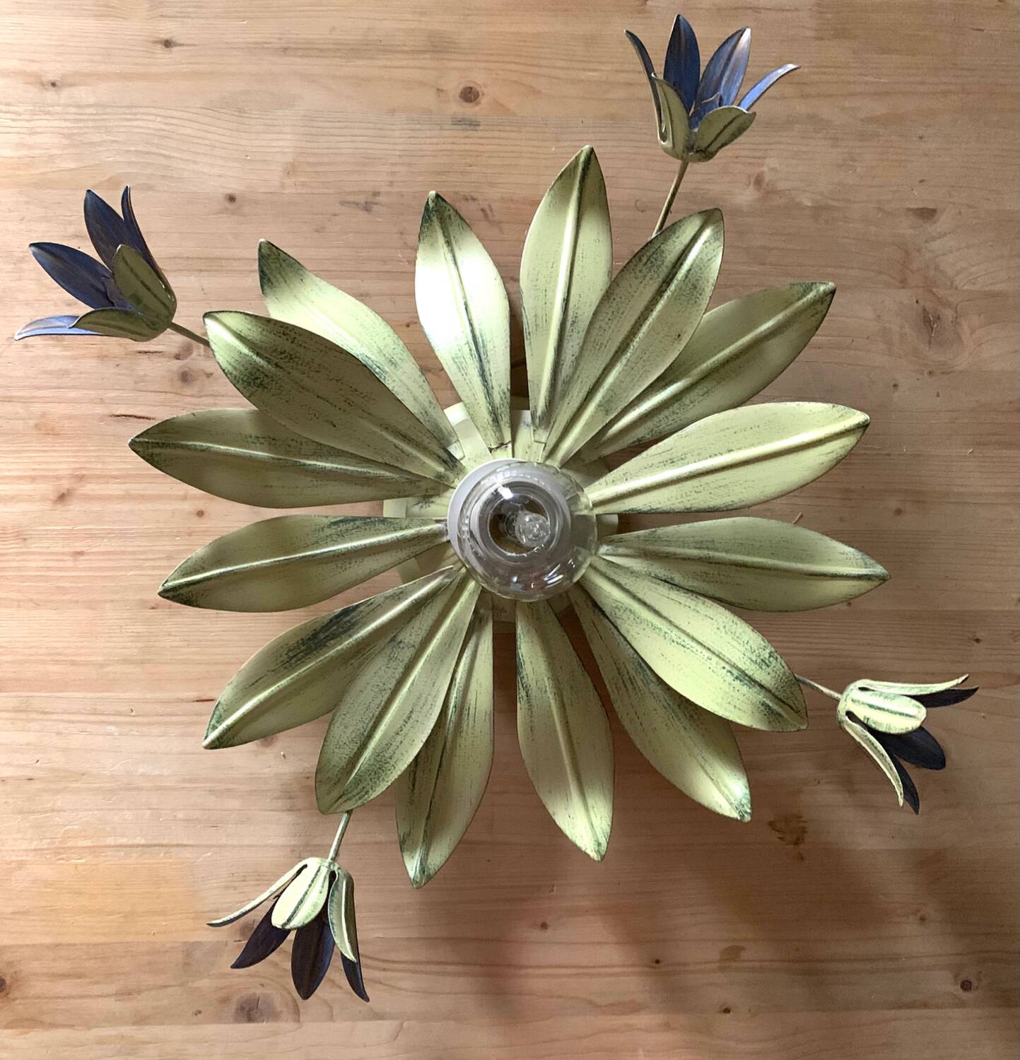 Flower wall lamp