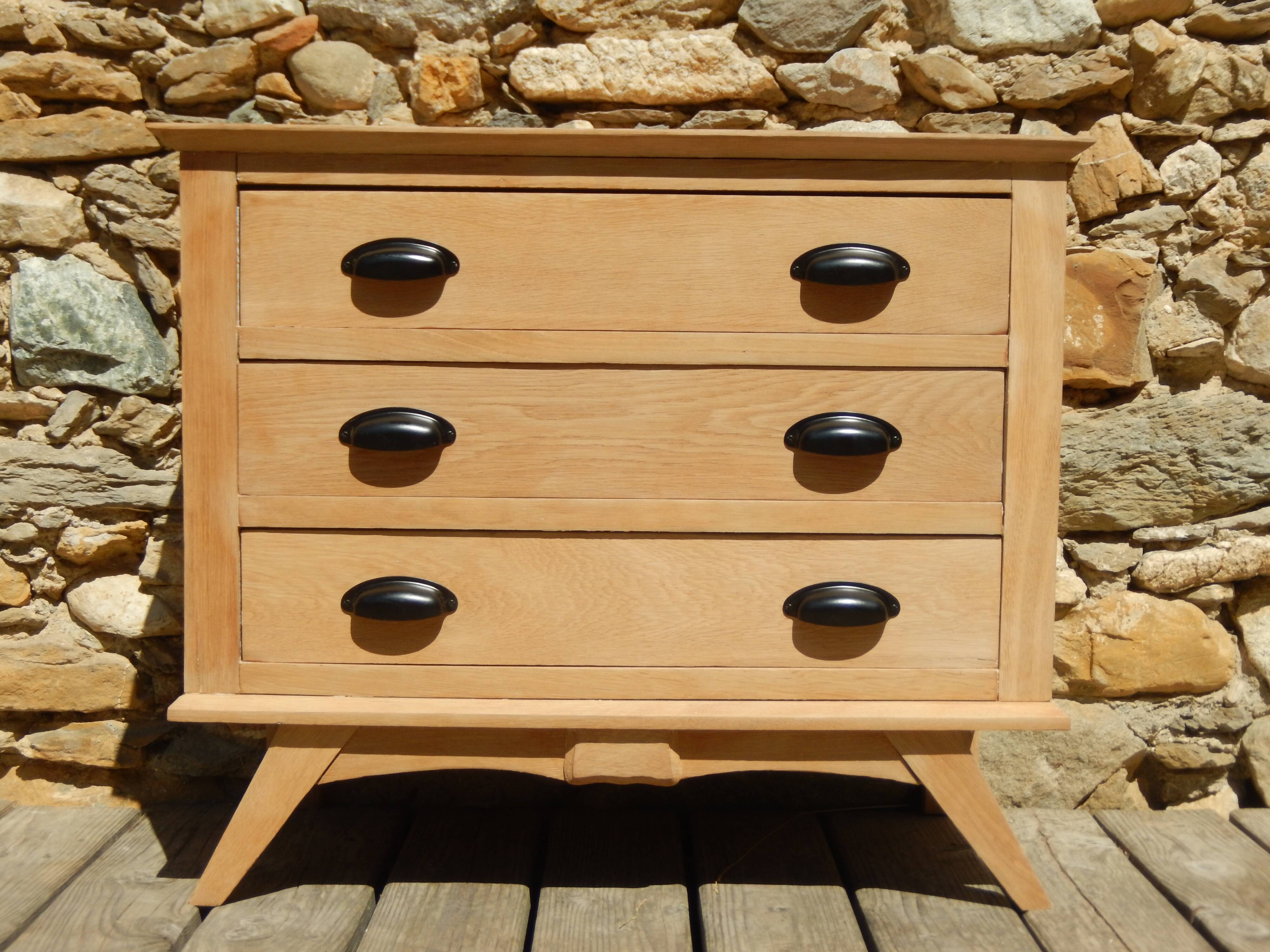 Très charmante petite commode en chêne à pieds compas style scandinave
