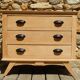 Très charmante petite commode en chêne à pieds compas style scandinave