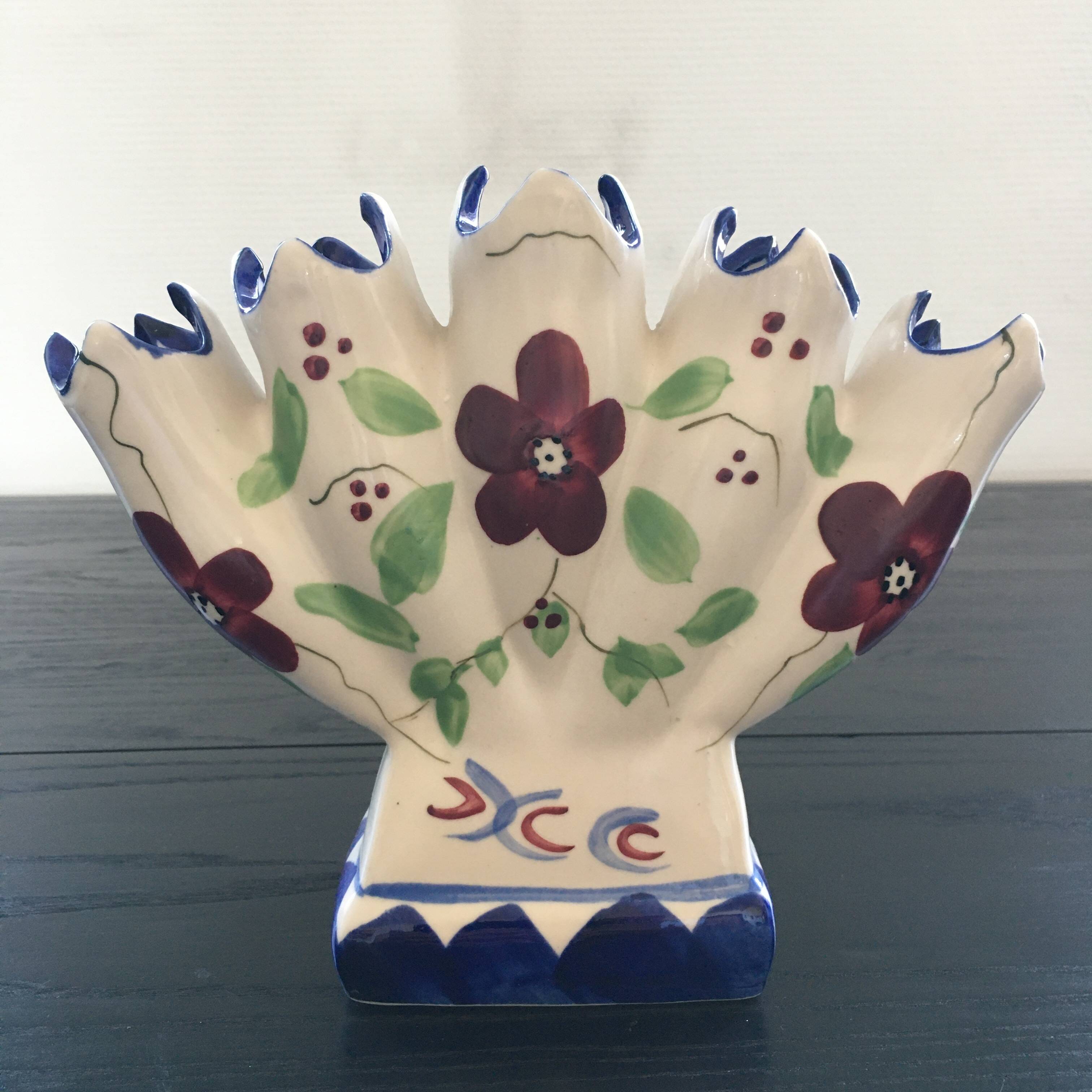 Fan vase with floral decoration