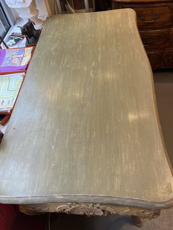 Console, table de chasse en bois rechampi sculpté, ouvrant par deux tiroirs en ceinture