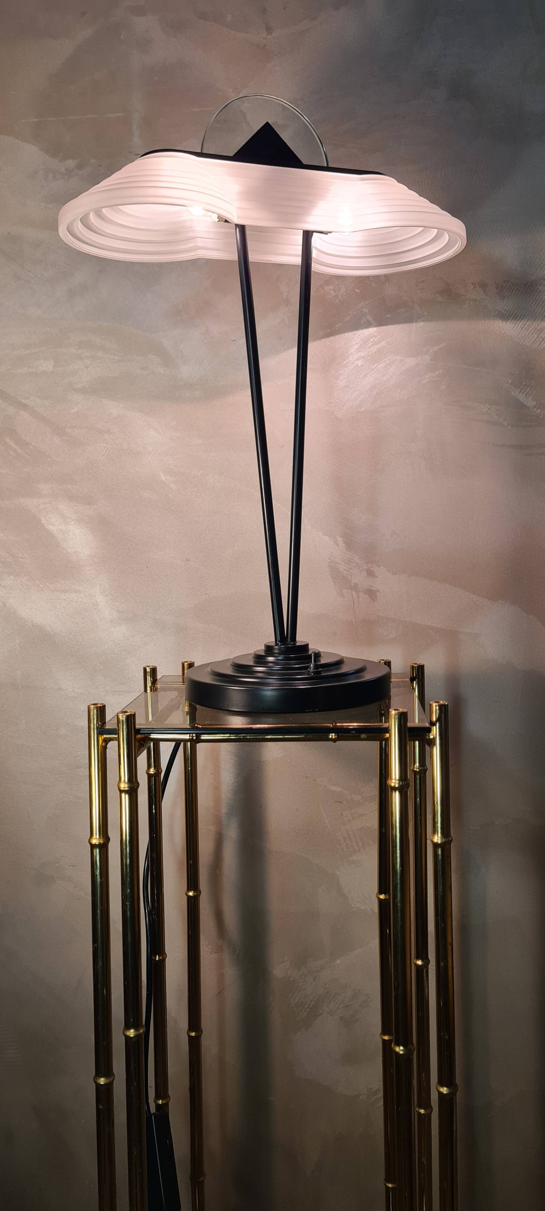 Memphis stijl milan style desk lamp, art nouveau molded glass 1970 to 80